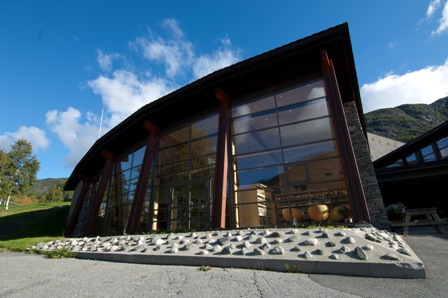 Bilde av Hemsedal bibliotek i solskinn