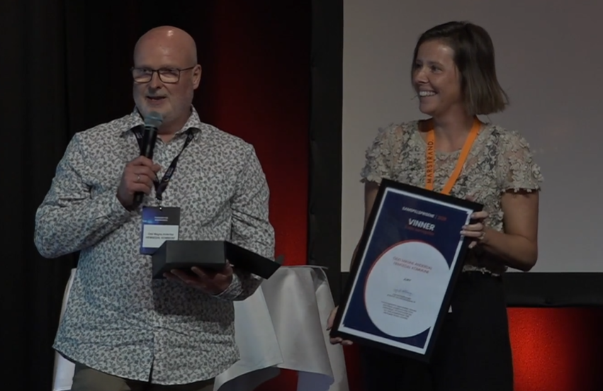 Bilde av Odd Magne Anderdal som mottar Samspillprisen 2025 under konferansen i september